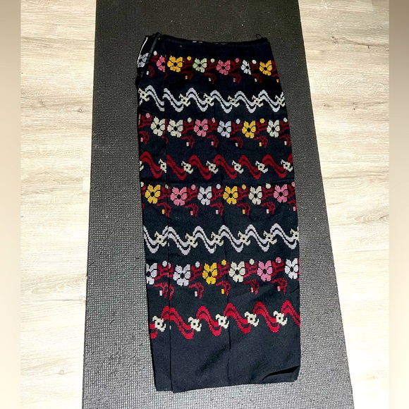 Burmese classic handmade wavy and floral long skirt with zip. Designer tailored. - Picture 4 of 6